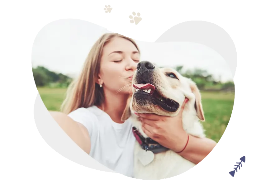 Tutora beijando o seu cachorro